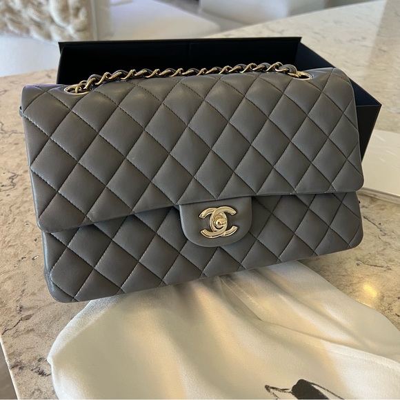 Chanel medium classic flap Lambskin handbag - Picture 5 of 16